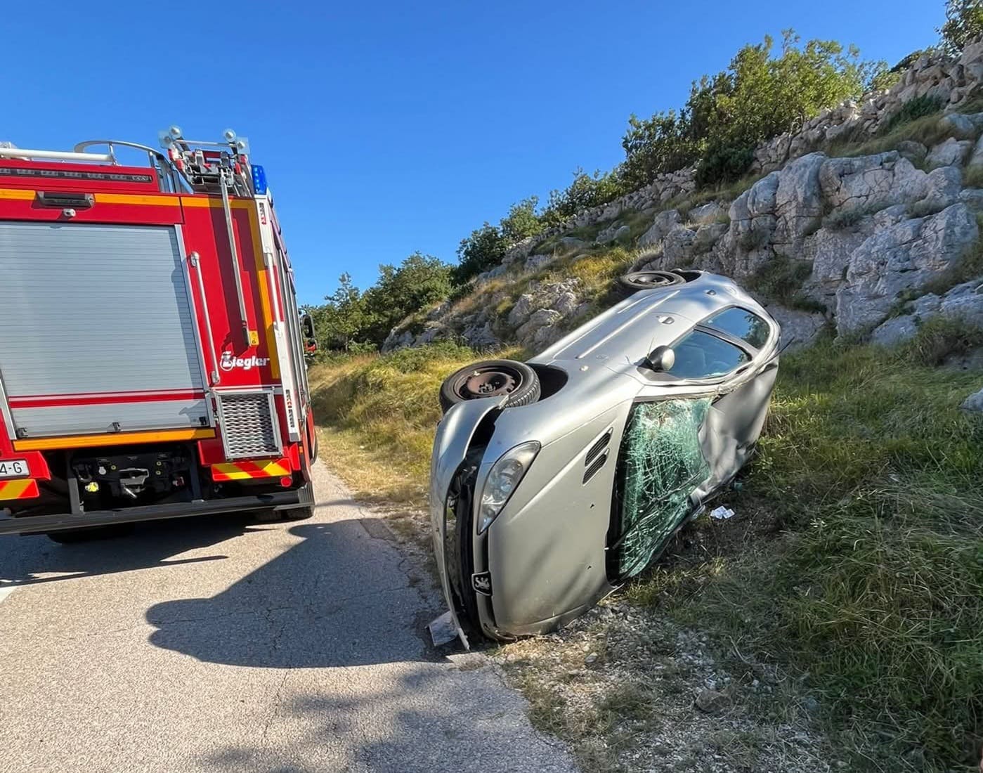 Automobil završio na krovu između Punta i Stare Baške