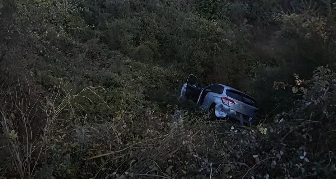 Automobil sletio u provaliju na Rujevici, intervenirali vatrogasci