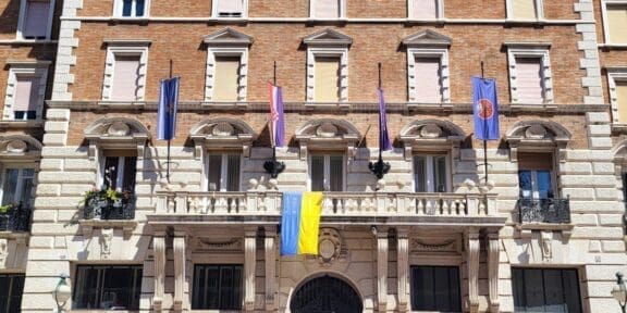 U povodu Dana neovisnosti Ukrajine na zgradi Grada Rijeke izvješena ukrajinska zastava