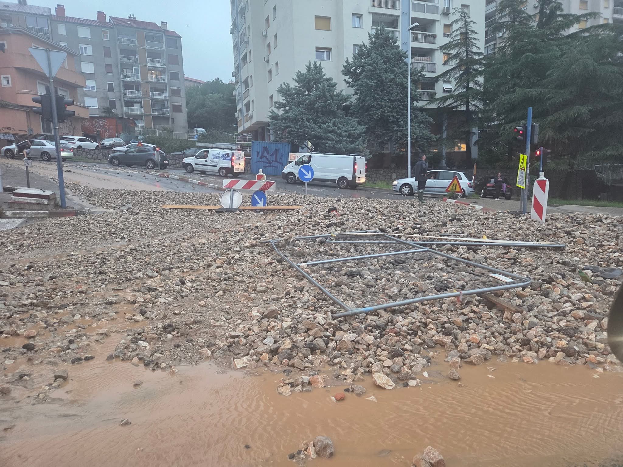Kiša u Rijeci otežava promet, najteža situacija u Vukovarskoj ulici