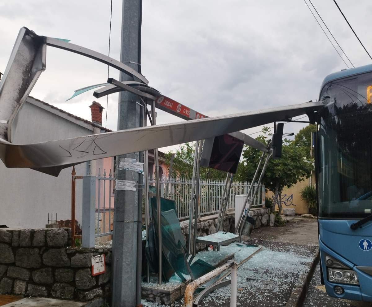 Autobus Autotroleja udario u autobusnu stanicu na Zametu