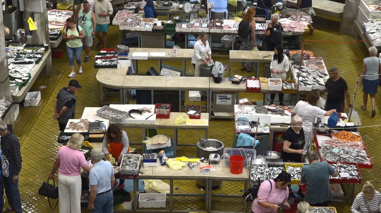 Na Riječkoj ribarnici ima i plave i bijele ribe