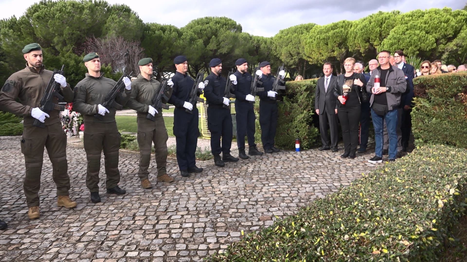 Položeni vijenci i zapaljene svijeće uoči Blagdana Svih svetih