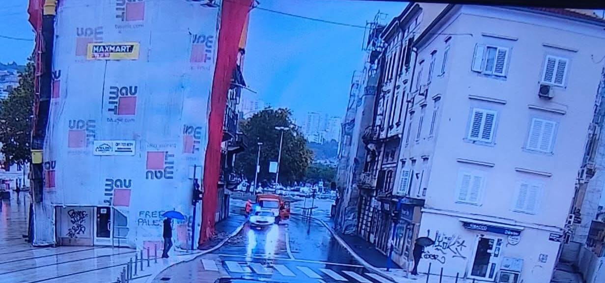Zbog pada skele, u Skarpinoj ulici prometuje se jednim trakom