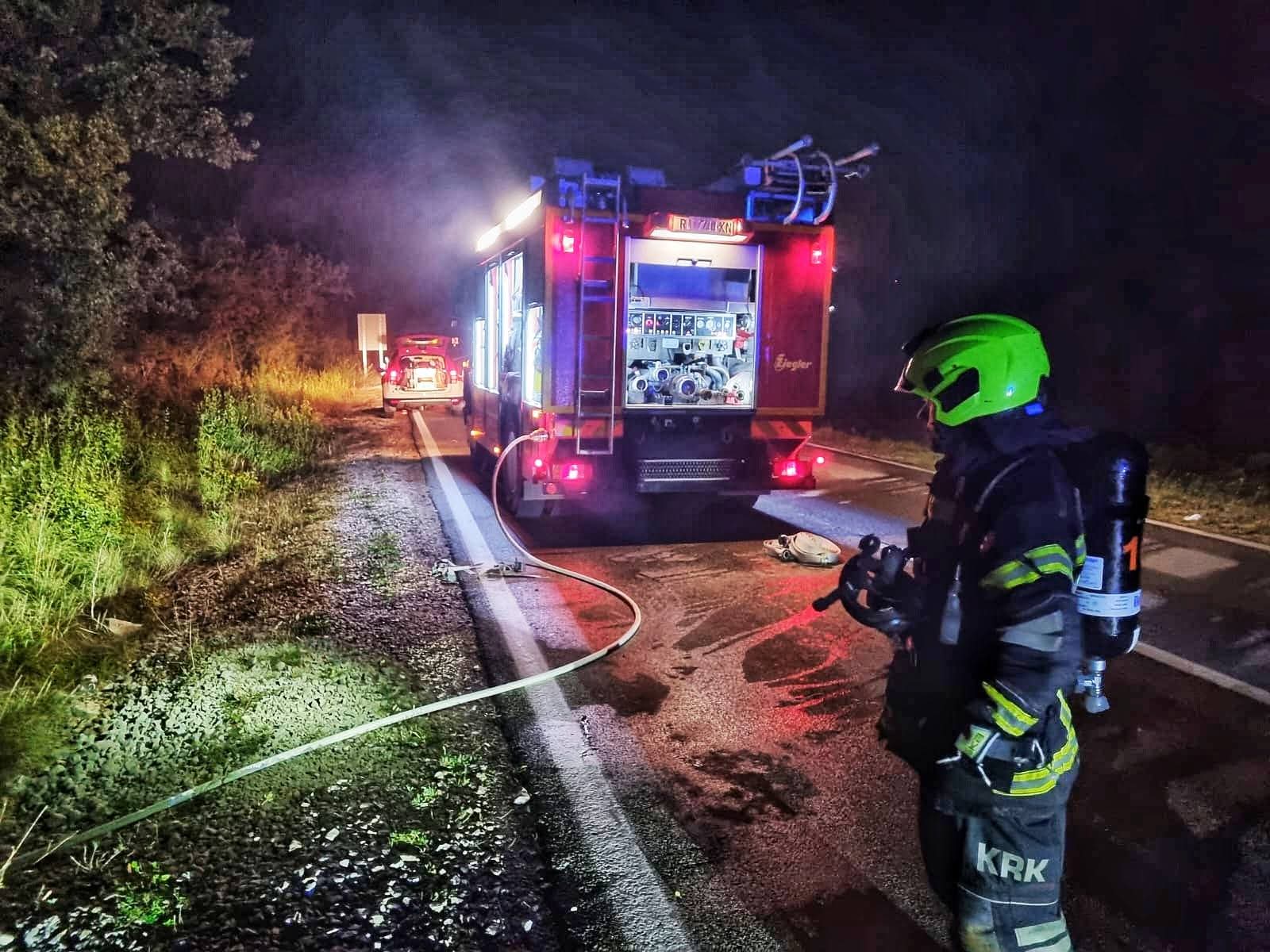 Požar automobila kod Njivica, brzom intervencijom spriječeno širenje vatre