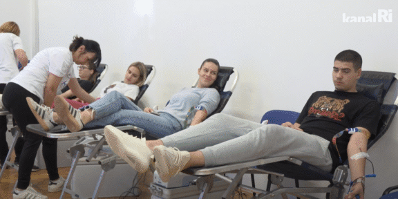 Učenici i profesori Medicinske škole Rijeka uključili se u akciju darivanja krvi