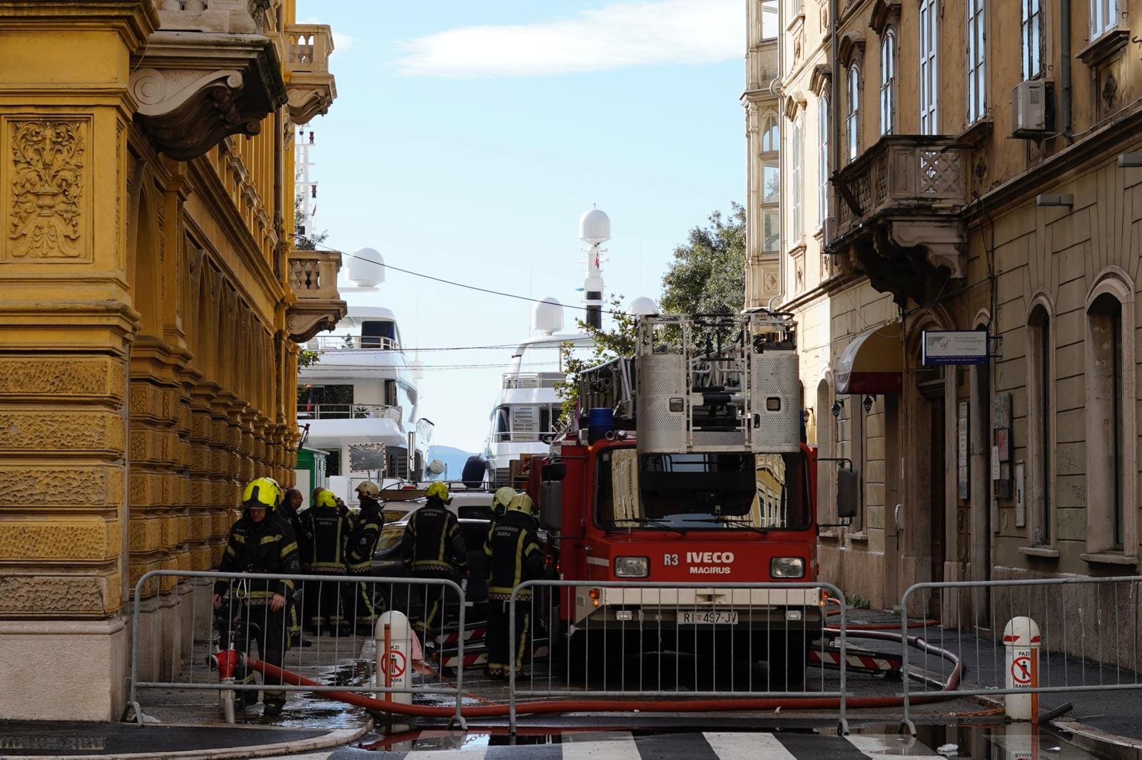 Veliki požar u centru Rijeke, jedna osoba pronađena mrtva