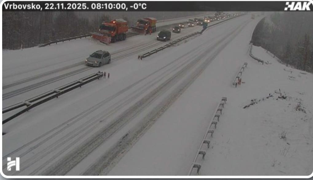 Gust snijeg pada u Gorskom kotaru, bura stvara probleme u prometu