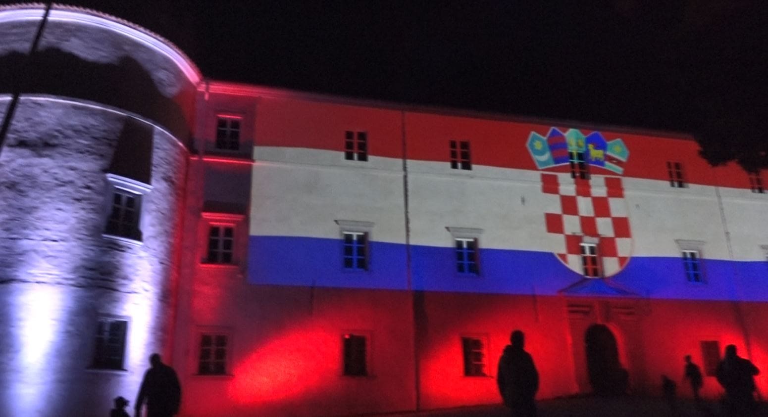 Dvorac u Kraljevici osvijetljen u bojama hrvatske zastave