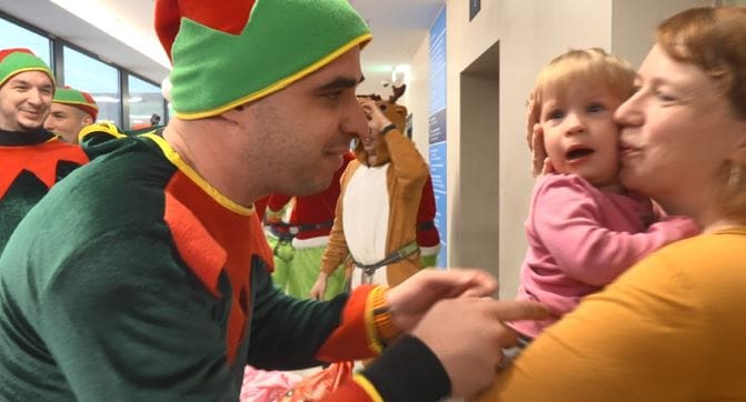 Riječki vatrogasaci uljepšali blagdane djeci: Djed Božićnjak spustio se niz svjetlarnik KBC-a Rijeka