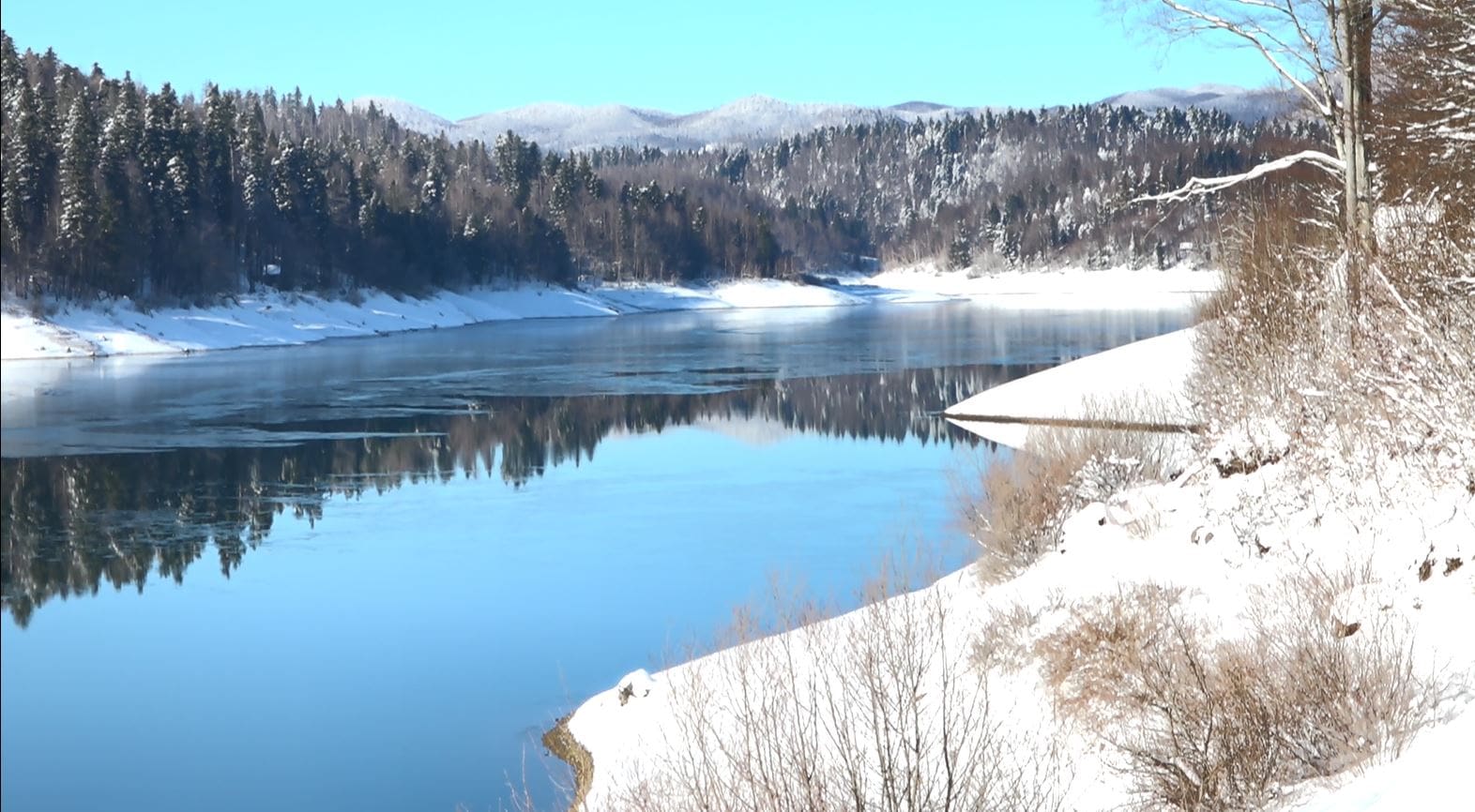 Lokve u snježnoj idili: Snijeg privukao brojne izletnike