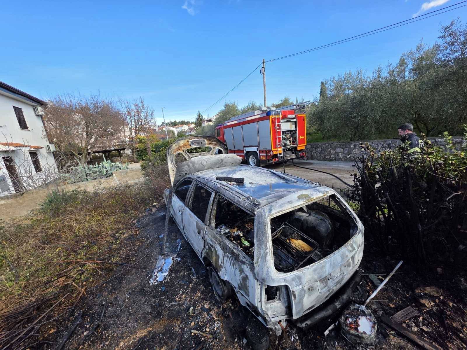 Požar osobnog vozila u Malinskoj