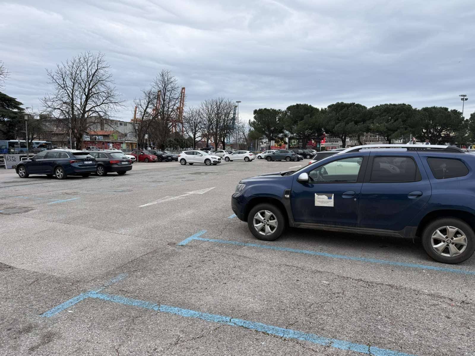 72.godišnjaka oštrim predmetom oštetila 14 parkranih automobila