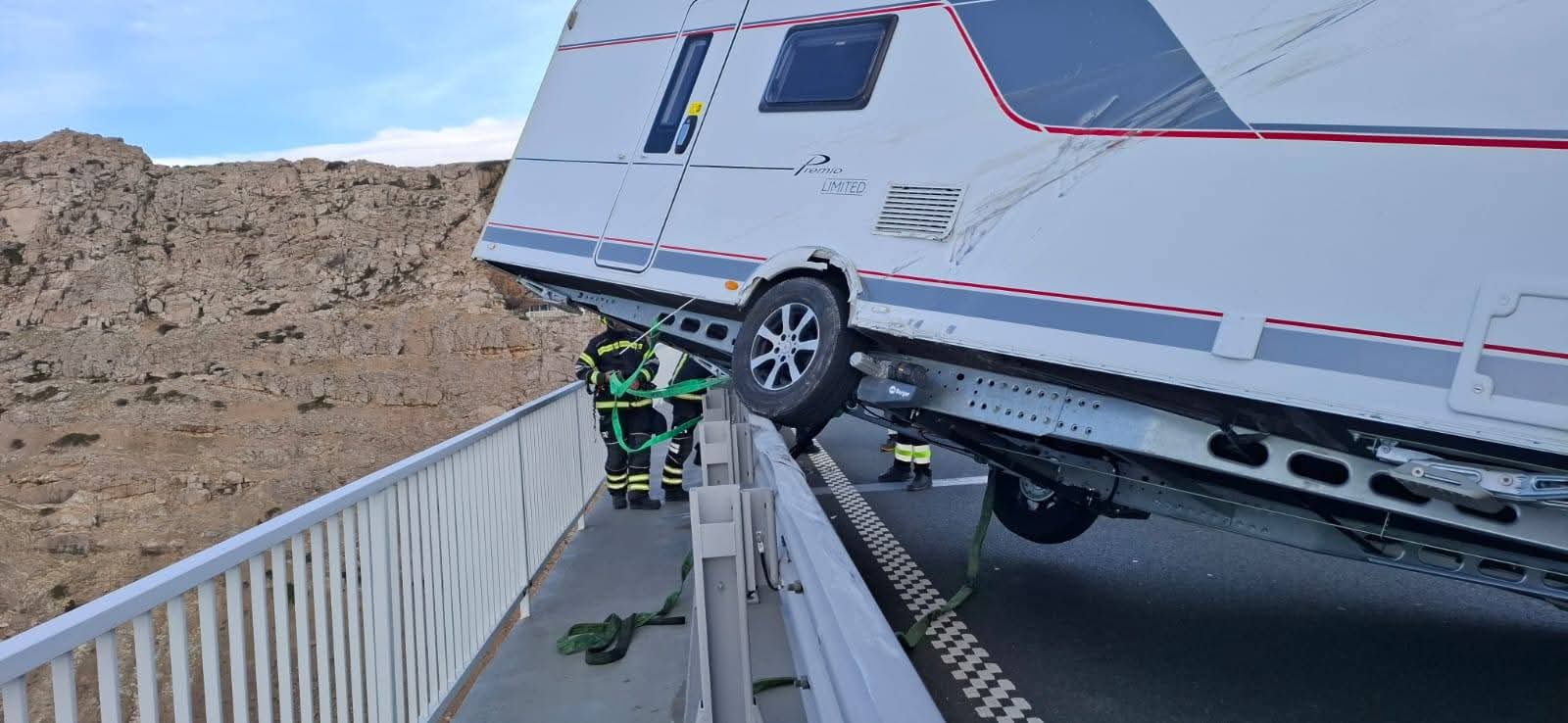 Kažnjen 46-godišnjak koji je izazvao nesreću i zastoj na Krčkom mostu