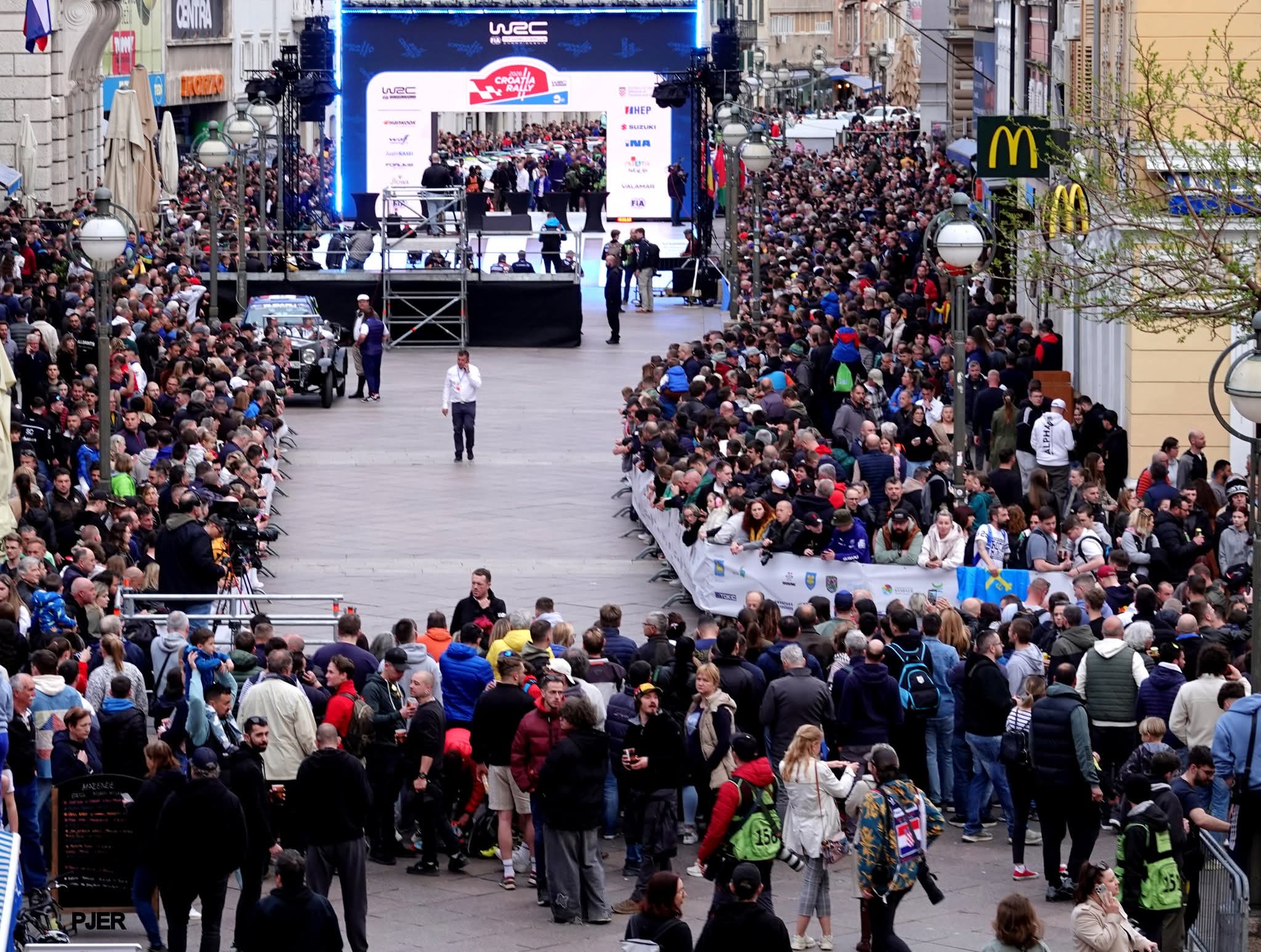 Fotografije i snimke riječkog Korza obišle su svijet: Ceremonijalnim startomu Rijeci počeo WRC Croatia Rally