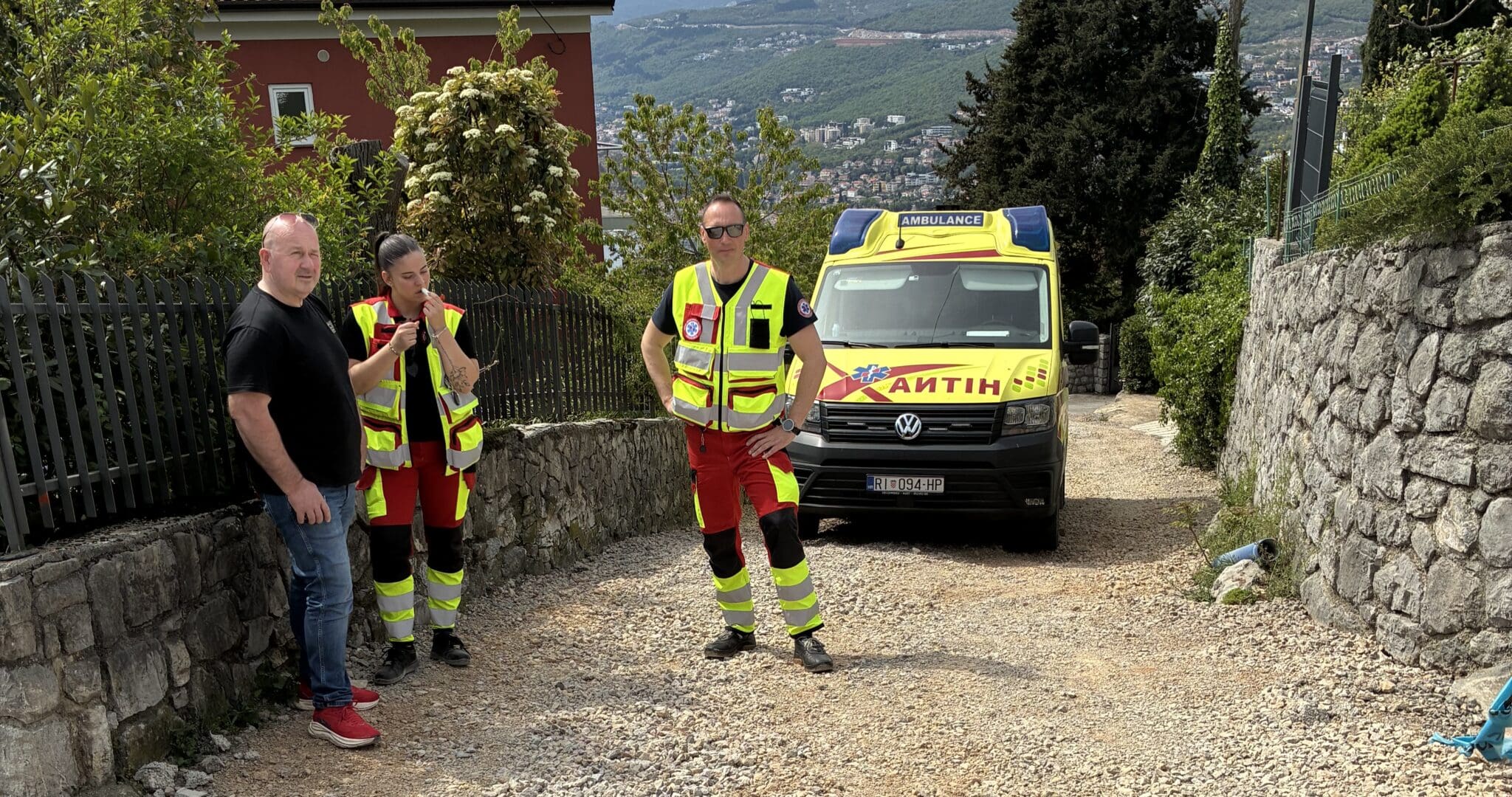 Vatrogasci u Kastvu intervenirali kako bi pomogli Hitnoj pomoći na nezavršenoj cesti