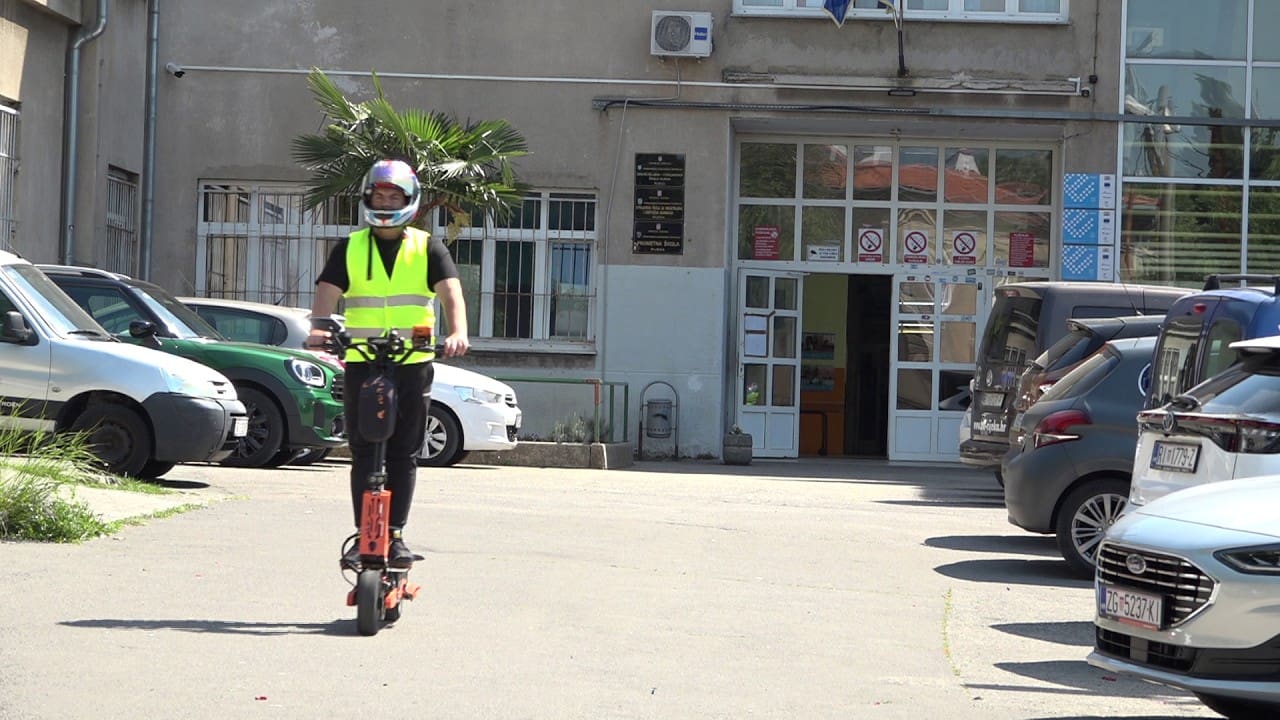 Sigurnost na prvom mjestu: U riječkoj Prometnoj školi održana tribina o vožnji e-romobila