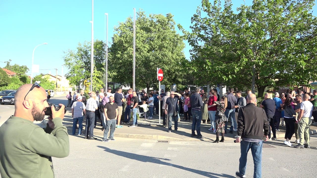 Prosvjed na Pehlinu: „Ne želimo rokove, želimo asfalt!“ – Stanovnici blokirali promet