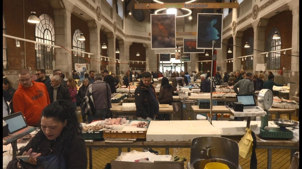 Veliki petak na riječkoj placi: Bogata ponuda ribe unatoč lošem vremenu