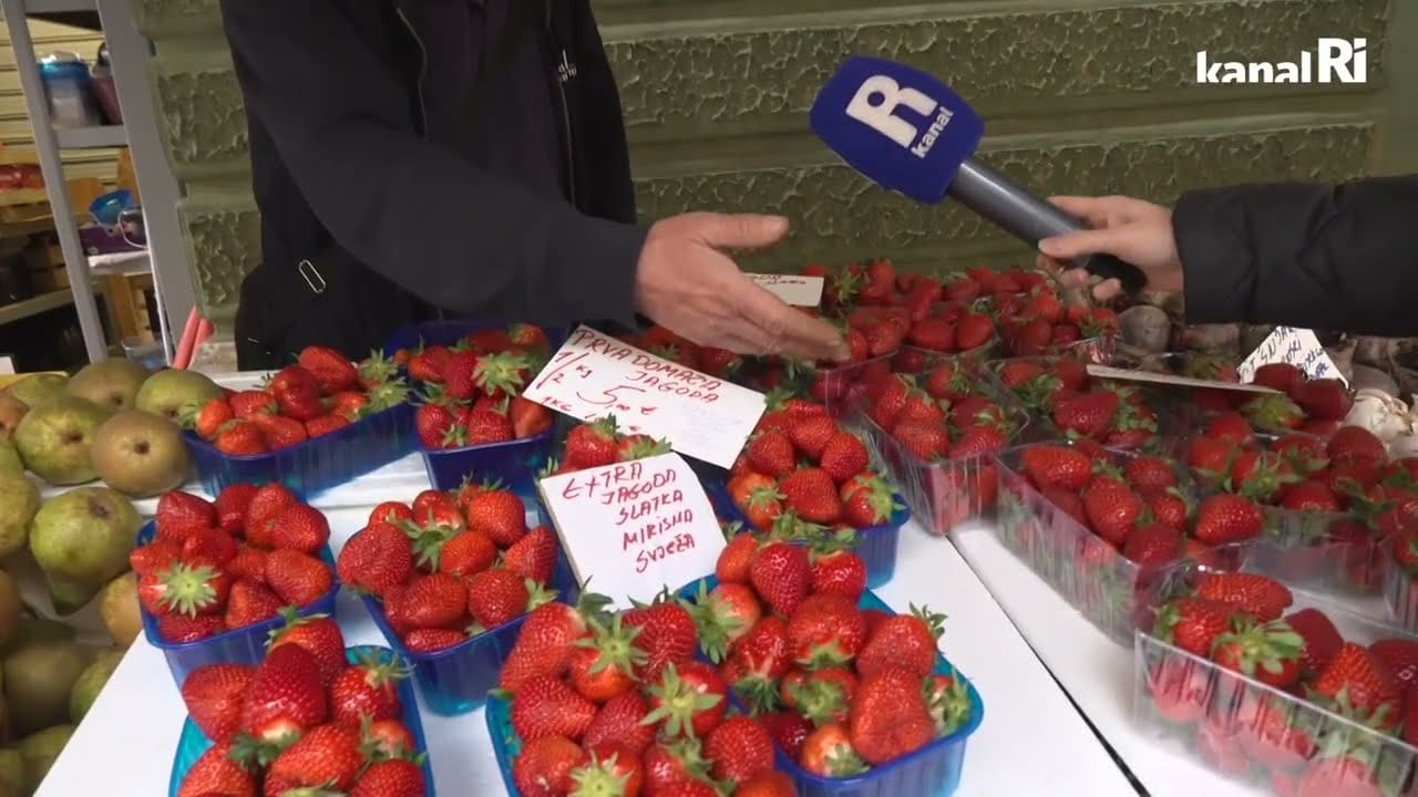 Na riječku tržnicu stigle prve domaće jagode, cijene i do 10 eura po kilogramu