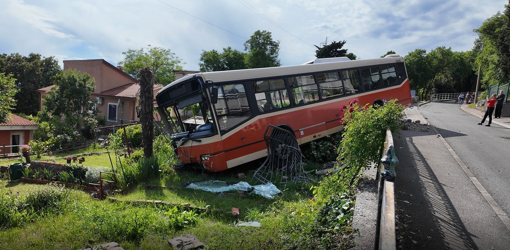 Autobus Autotroleja izletio s ceste i završio u dvorištu obiteljske kuće