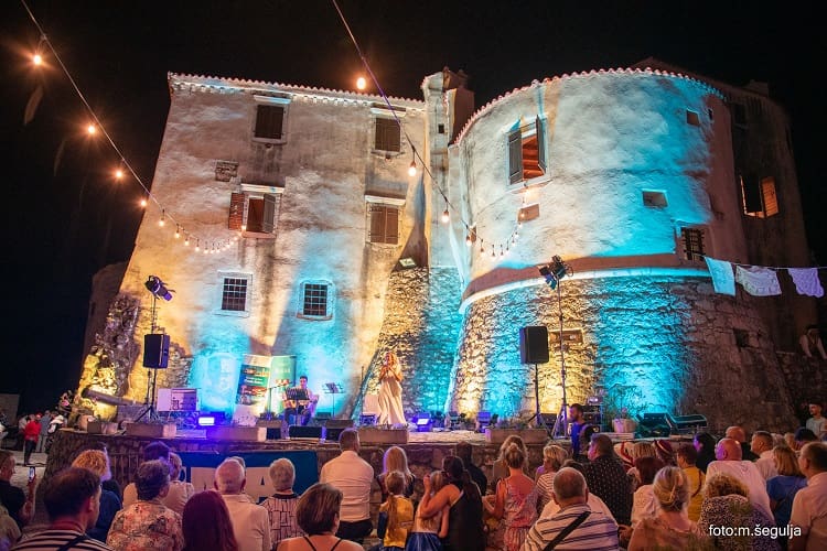 „Šetnja kroz povijest“ u Bakru donosi koncert Marka Tolje, autohtone okuse i otvorenje mističnih katakombi