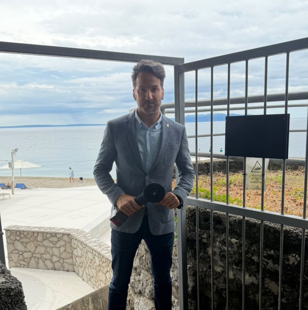 Saborski zastupnik Marin Miletić prerezao lance i lokote kod hotela Hilton: “Prolaz do plaže mora biti otvoren”