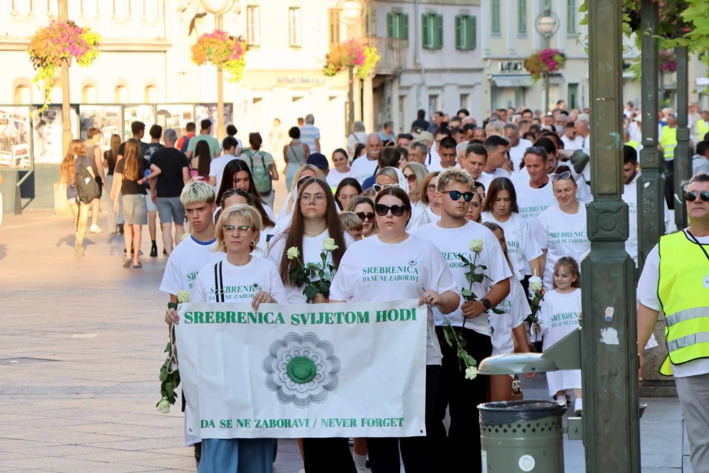 Mimohodom i bijelim ružama Rijeka odala počast žrtvama Srebrenice
