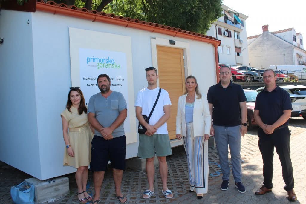 U Crikvenici postavljena mobilna ribarska kućica