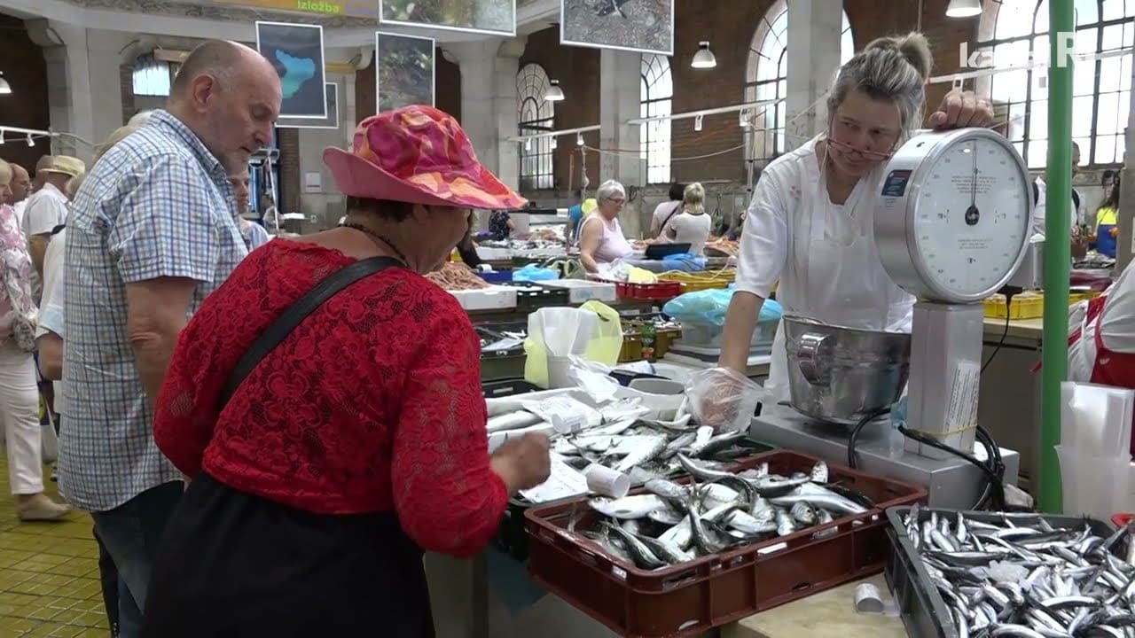 Riječka tržnica nudi bogat izbor ribe i domaćeg voća, a uskoro otvara i paviljon