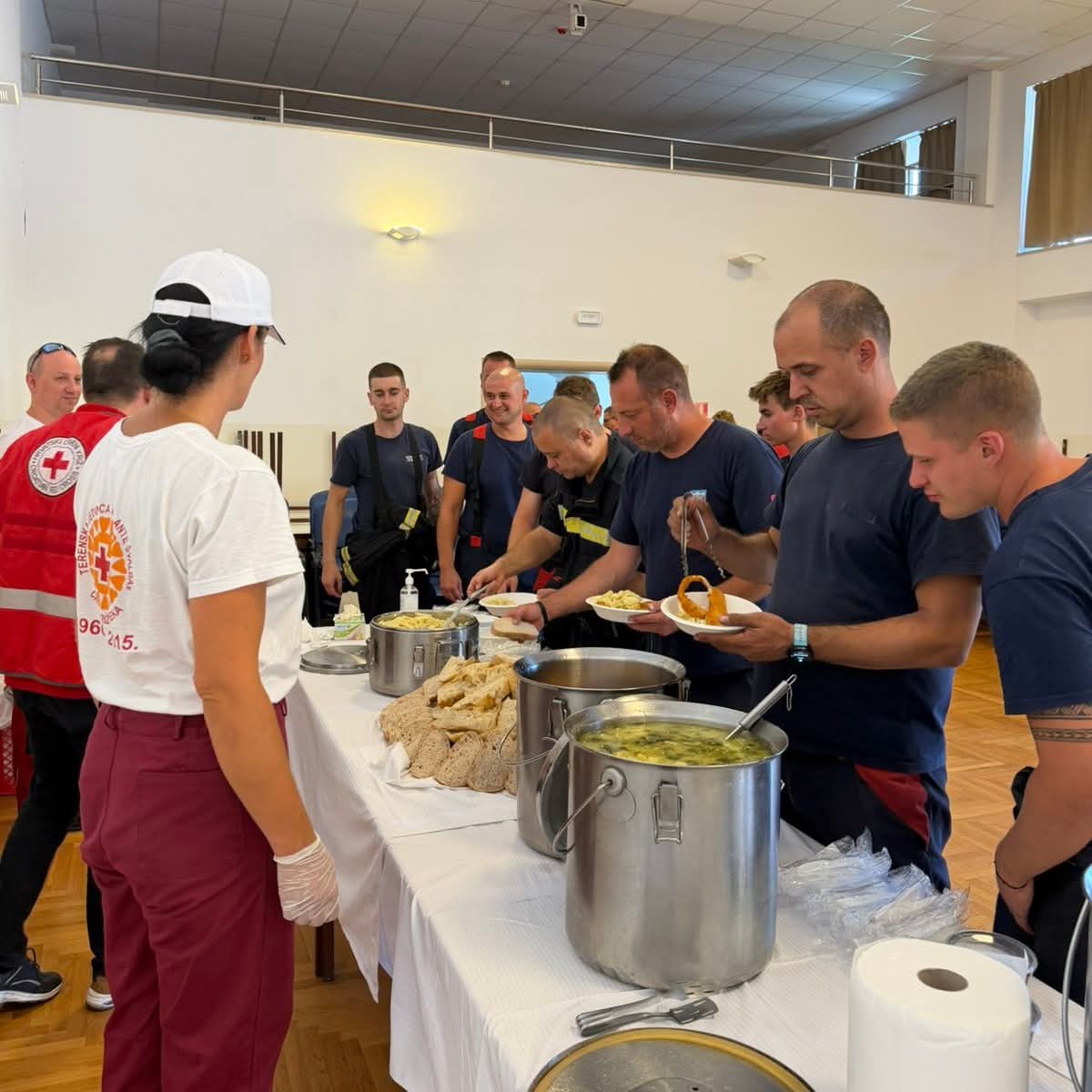 Vatrogascima na Škrljevu podršku pružili djelatnici i volonteri Crvenog križa