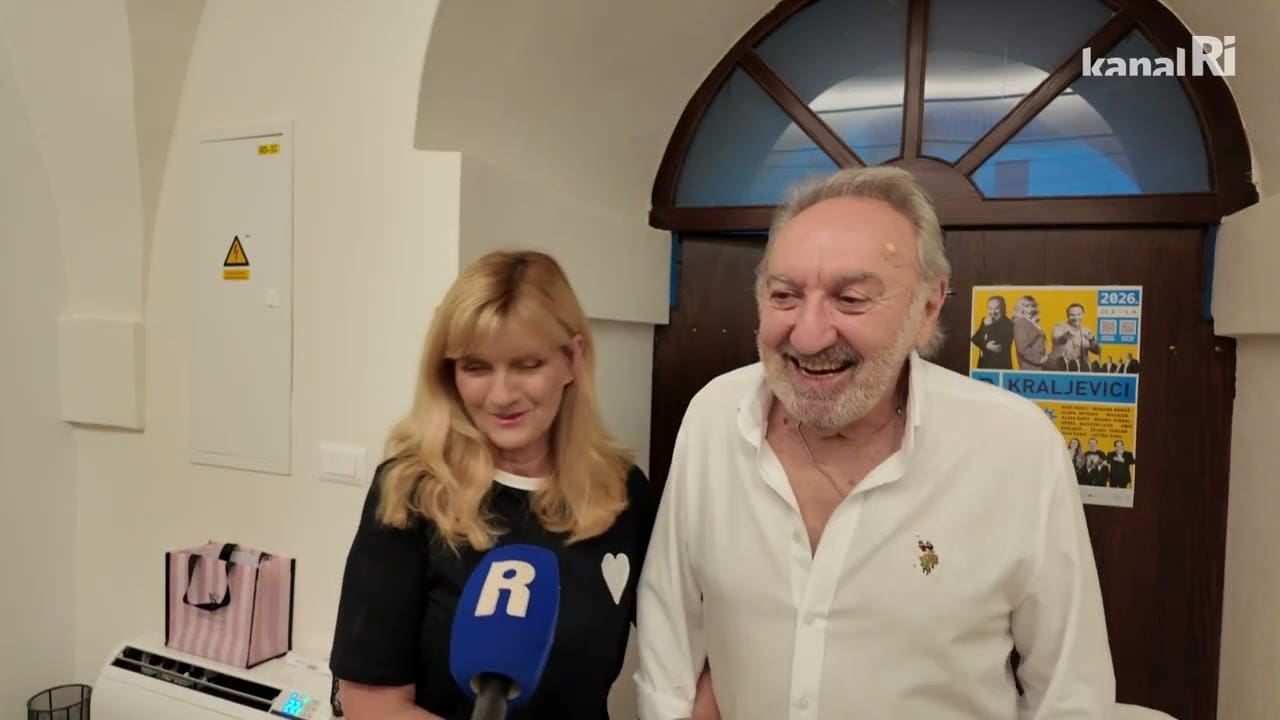 Novi fosili koncertom u Kraljevici okupili generacije i raspjevali publiku na rivi