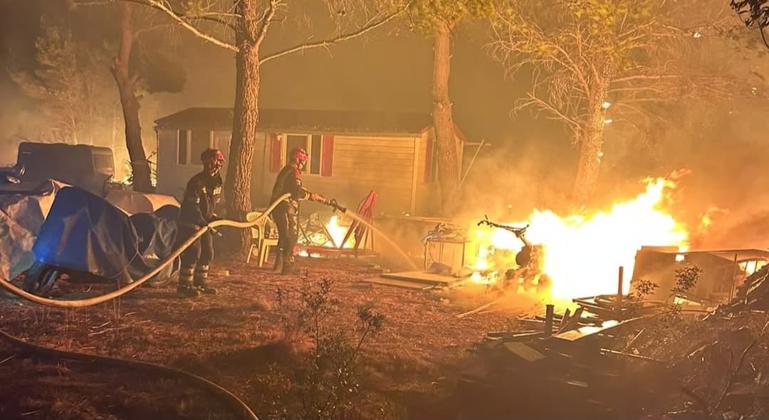 Riječki vatrogasci na Braču prošli kroz dramatične trenutke: Požar ih okružio, pomagali i osobi otrovanoj dimom