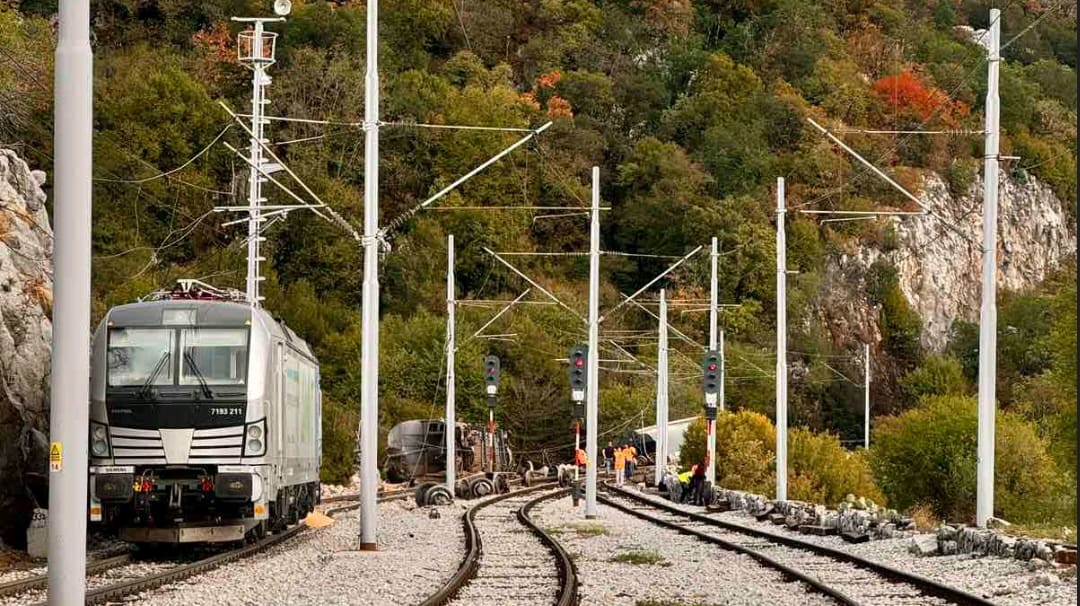 Na kolodvoru Meja vlak iskočio s tračnica i sletio u provaliju